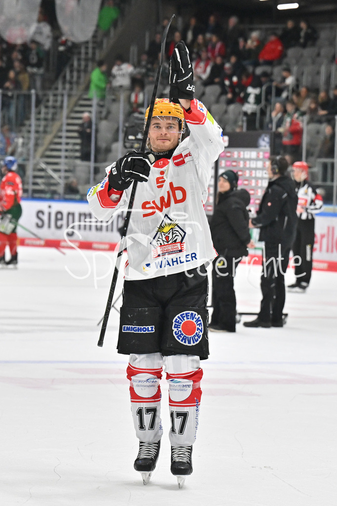 Augsburger Panther - Fischtown Bremerhaven | AUGSBURG, GERMANY - 25. JANUARY: die Spieler der Gäste bedanken bei den mitgereisten Fans nach dem 2-1 Auswärtssieg in Augsburg nach dem Match zwischen den Augsburger Panthern und den Fischtown Pinguins am 43. Spieltag der Penny DEL im Curt Frenzel Stadion  - Ludwig BYSTRÖM (Fischtwon Pinguins 17)