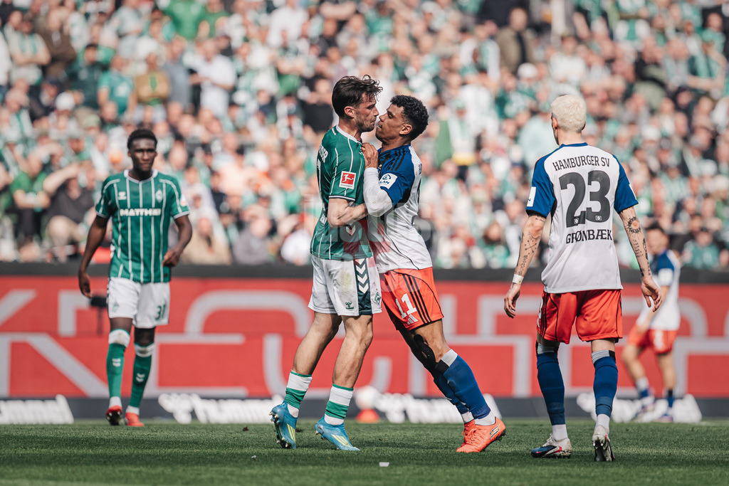 Fußball | Männer | Saison 2025/2026 | 1. Fußball-Bundesliga | 30. Spieltag | SV Werder Bremen vs. Hamburger SV | 18.04.2026 | Rangelei zwischen Olivier Deman (#02, SV Werder Bremen) links und Ransford-Yeboah Königsdörffer (#11, HSV) rechts
