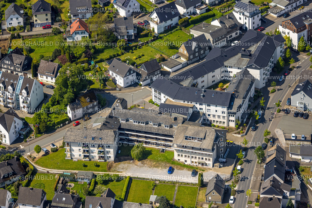Brilon240503483 | Luftbild, Caritas Seniorenzentrum St. Engelbert Pflegeheim, Brilon, Sauerland, Nordrhein-Westfalen, Deutschland
