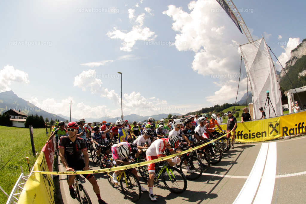 653_20230817_Bewerb_Maenner_Muehlanger | AUT - OESTERREICH, 2023-08-16: SPORT RENNRAD-FAHREN - 55. INTERNATIONALER RADWELTPOKAL IN ST. JOHANN IN TIROL  - Vintage-Radrennen mit WM-Bronze-Medaillen-Siegerin Christina Schweinberger, den Teilnehmer und Alexander Baumann (vom Orginastions-Team) - TAG 2 BEWERB MAENNER IN SECHS GRUPPEN  ; Foto: Roland Muehlanger