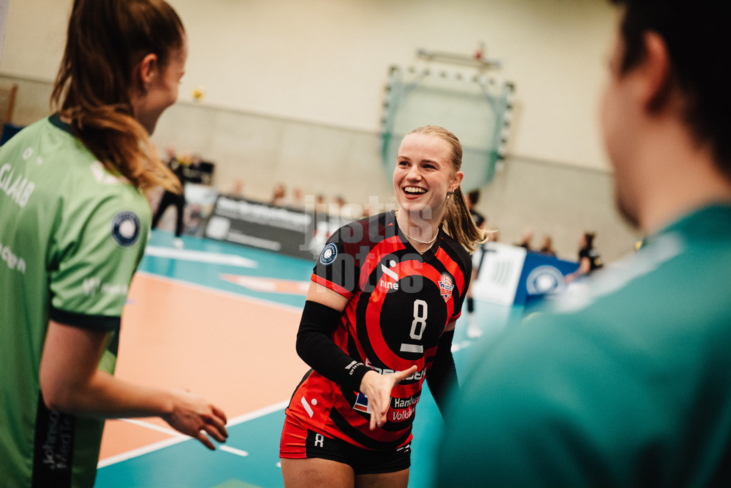 Volleyball | Frauen | Saison 2025/2026 | Volleyball Bundesliga | ETV Hamburger Volksbank Volleys vs. Ladies in Black Aachen | 29.10.2025 | v.l. Corina Glaab (#5, Ladies in Black Aachen) und Zoe Konjer (#8, ETV Hamburger Volksbank Volleys) beim Münzwurf