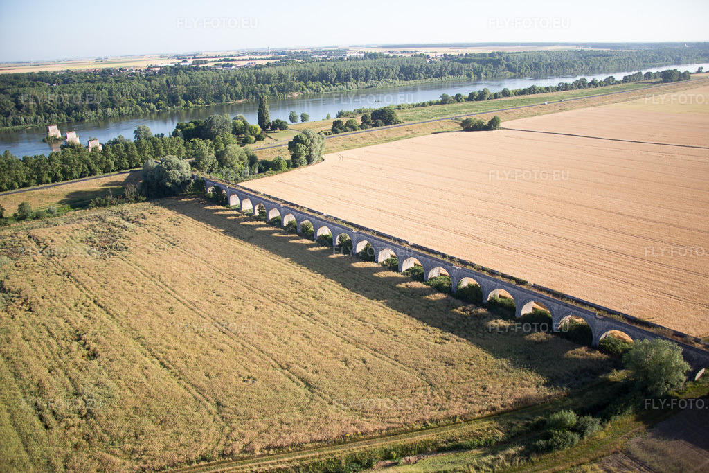 Vue aérienne: Viaduc à Vineuil/Loire à Vineuil dans le département Loir et Cher, France – .Photo: IMG_082078.jpg prise le 20/06/2015 par Werner Riehm/FLY-FOTO.eu – Résolution de l'original: 5472 x 3648 px