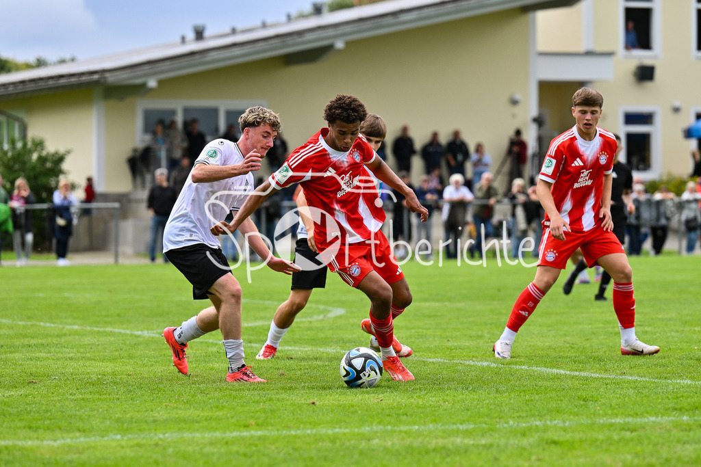 SSV Ulm 1846 Fussball U19 - FC Bayern München U19 | im Duell Sadiki CHEMWOR (FC Bayern U19 #17) mit einem Ulmer / Zweikampf