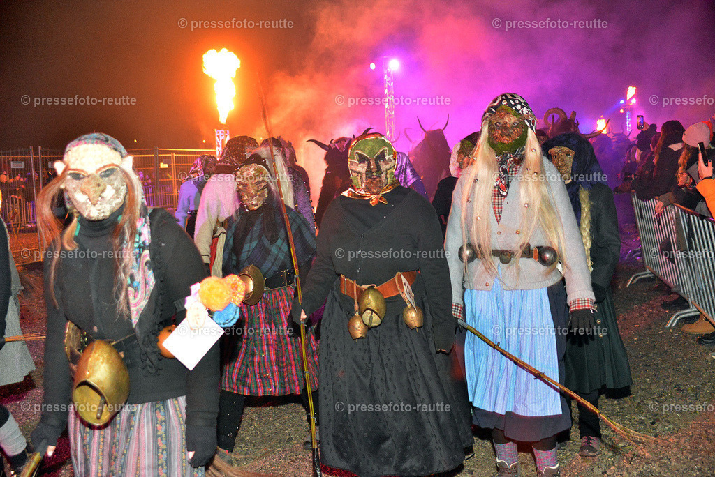 news-2022-Dez03-Krampusumzug-Reutte-WTV_5897 | Info aus dem Bezirk Reutte/Ausserfern Tirol sowie eine umfangreiche Bilddatenbank über die gesamte Region: Lechtal, Talkessel Reutte, Tannheimertal, Zwischentoren. Lech, Plansee, Zugspitze, Grenztunnel, B179, Fernpassstraße, Verkehr, Lawinen, Tradition, - Realisiert mit Pictrs.com