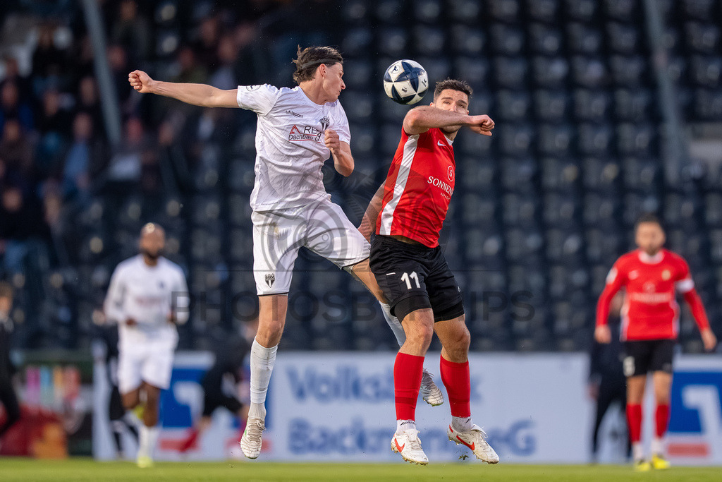 SG Sonnenhof Großaspach vs. SGV Freiberg, Fussball, Regionalliga Suedwest, 30. Spieltag, 22.04.2026 | Michael Kleinschrodt (SG Sonnenhof Großaspach, #11) im Zweikampf mit Paul Polauke (SGV Freiberg, #05),SG Sonnenhof Großaspach vs. SGV Freiberg, Fussball, Regionalliga Suedwest, 30. Spieltag, 22.04.2026