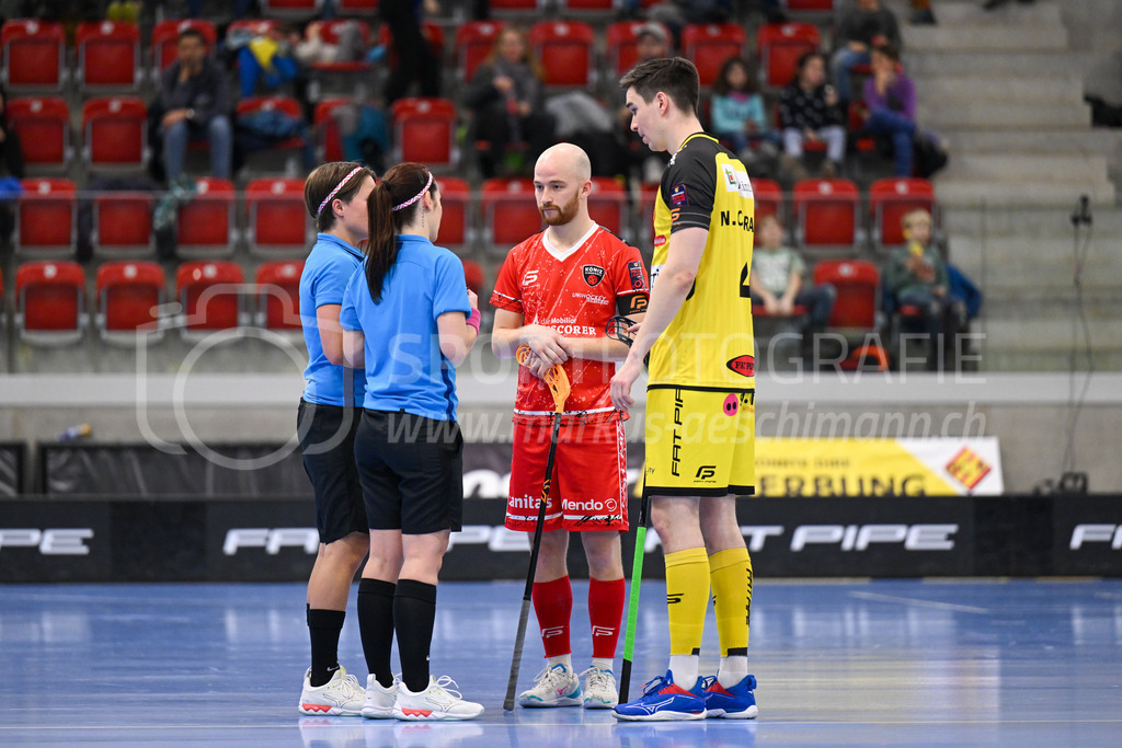 HC Rychenberg vs Floorball Köniz - 18. Dezember 2022 | HC Rychenberg vs Floorball Köniz
AXA Arena, Winterthur
Schiedsrichterinnen Corina Wehinger und Sandra Zurbuchen mit Jan Zaugg (#61 Floorball Köniz) und Nils Conrad (#4 HC Rychenberg).
Bild: Sportfotografie Markus Aeschimann | www.markus-aeschimann.ch - Realisiert mit Pictrs.com