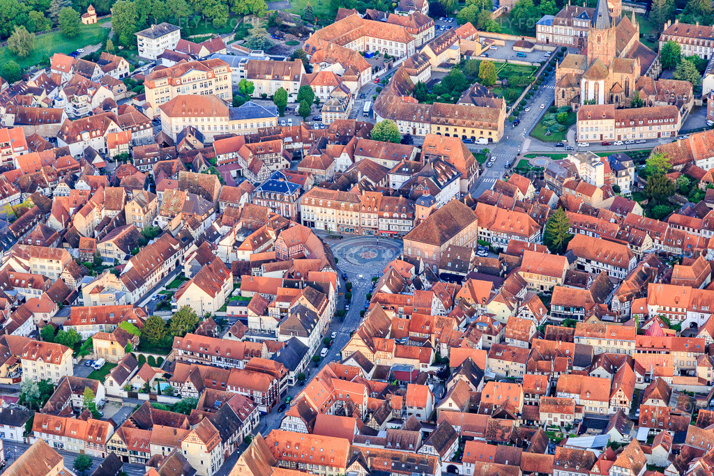 Vue aérienne: Place de la République avec l'hôtel de ville vu de l'est à Wissembourg dans le département Bas Rhin, France – .Photo: IMG_113960.jpg prise le 23/05/2019 par Werner Riehm/FLY-FOTO.eu – Résolution de l'original: 5472 x 3648 px