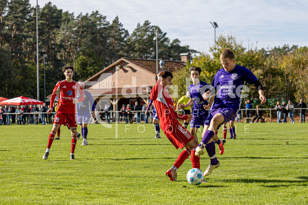SV Holdenstedt II - Haß_ Julian (klärt vor Mohammad Al Ashkar) vs Sperber Veerßen 191025 dlP | immodelaporte-sportfotos - Realisiert mit Pictrs.com