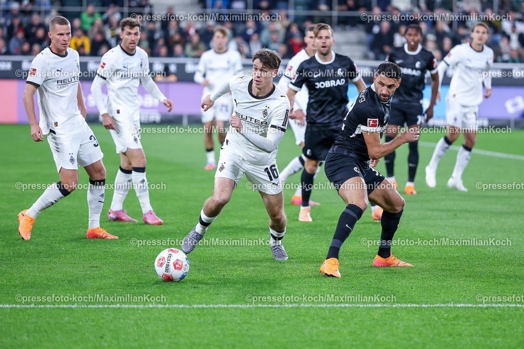 BMG05102502148 | 05.10.2025, Fußball, Borussia Mönchengladbach - SC Freiburg, 1. Fußball Bundesliga, Borussia-Park, Saison 2025 2026: Philipp Sander&nbsp;(Borussia Mönchengladbach #16) im Zweikampf gegen  Vincenzo Grifo&nbsp;(SC Freiburg #32)DFB regulations prohibit any use of photographs as image sequences and or quasi-video.