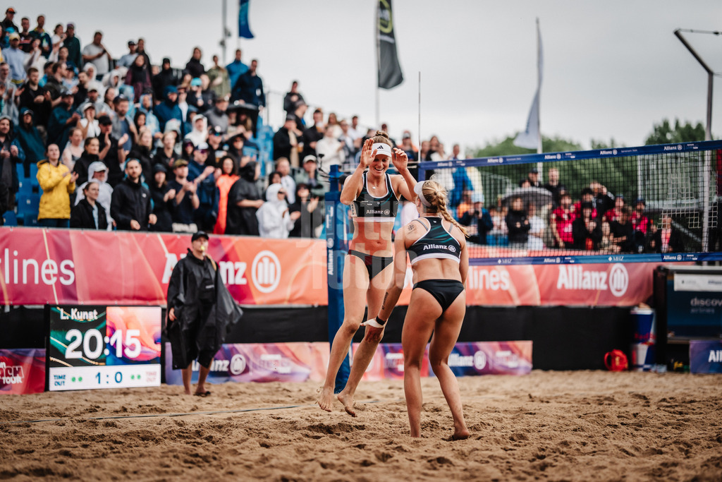 Beachvolleyball | Frauen | Allianz German Beach Tour 2025 | Tourstop Hamburg | 01.06.2025 | v.l. Lea Kunst und Melanie Paul jubeln nach dem Sieg und dem Einzug ins Finale