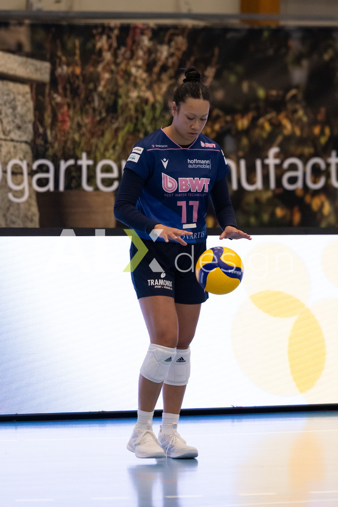 Volleyball I Frauen I Saison 2025-2026 I Volleyball NLA | Women I 1/2 Finals I  VC Kanti Schaffhausen - Sm'Aesch Pfeffingen I 07.03.2026 | 11 Mita Uiato (USA) (Sm'Aesch Pfeffingen) – Zuspiel - Realisiert mit Pictrs.com
