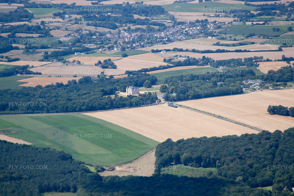 Aerial view: View of the town in Berfay in the state Sarthe, France. – Photo: IMG_20029.jpg taken on 07/30/2009 by Werner Riehm/FLY-FOTO.com – Resolution of the original: 4752 x 3168 px