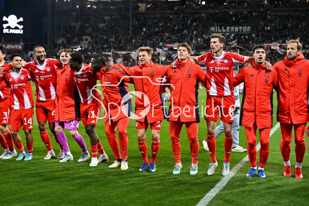 FC St. Pauli - FC Bayern München | ST. PAULI, DEUTSCHLAND - 11. APRIL: die Spieler der Bayern feiern zusammen mit Fans den Auswärssieg in Hamburg nach dem Bundesligamatch zwischen dem FC St. Pauli und dem FC Bayern München am 29. Spieltag im Millerntor Stadion / DFL REGULATIONS PROHIBIT ANY USE OF PHOTOGRAPHS AS IMAGE SEQUENCES AND/OR QUASI-VIDEO