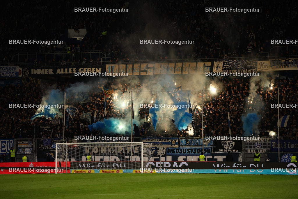 MSV Duisburg - Rot-Weiss Essen  | Duisburg, Deutschland, 26.10.2025 Fans von MSV Duisburg zünden Pyro im Fanblock  während des 3.Liga Spiels zwischen MSV Duisburg und Rot-Weiss Essen in der Schauinsland-Reisen-Arena am 26.10.2025 in Duisburg (Foto von Timo Bluhmki-Schmidt/ Brauer Fotoagentur