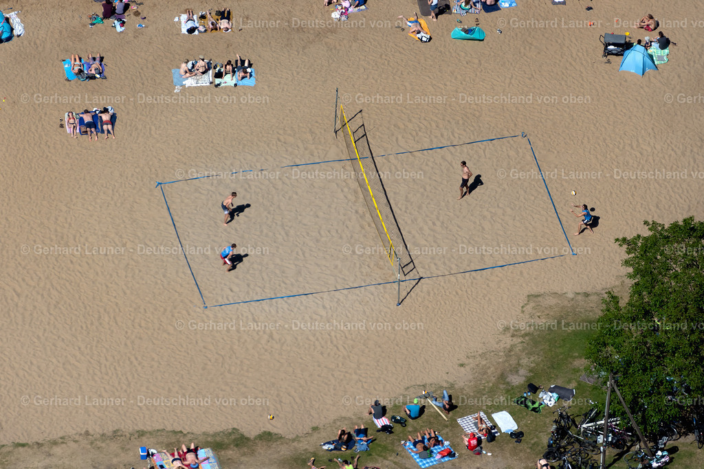 4029745 | BREMEN 01.06.2020 Sandstrand- Landschaft entlang des Ufer- Flußverlaufes am Strandbad Weserstrand am Strandweg im Ortsteil Huckelriede in Bremen, Deutschland. // Sandy beach landscape along the banks of the river on Strandbad Weserstrand in the district Huckelriede in Bremen, Germany. Foto: Gerhard Launer