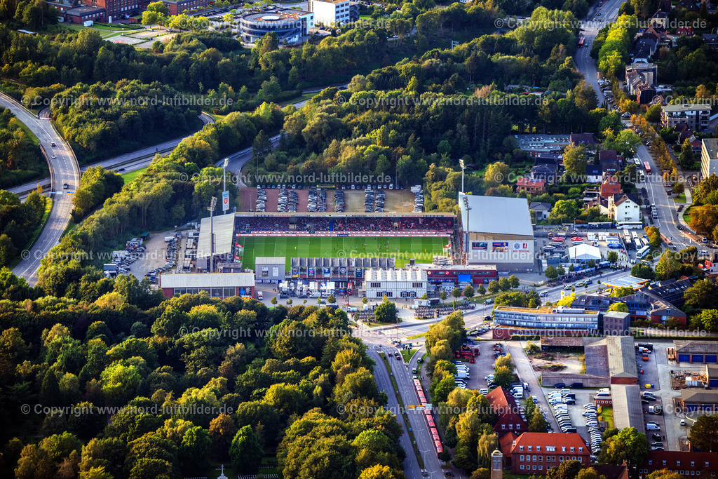 Kiel_Holstein_Kiel_Gegen_Bayern_München_ELS_6487140924 | KIEL 14.09.2024 Sportstätten-Gelände der Arena des Stadion  Holstein-Stadion am Westring im Ortsteil Wik in Kiel im Bundesland Schleswig-Holstein, Deutschland. Weiterführende Informationen bei: Danker Bau GmbH,  Kieler Sportvereinigung Holstein von 1900 e.V.. // Sports facility grounds of the Arena stadium Holstein-Stadion on Westring in the district Wik in Kiel in the state Schleswig-Holstein, Germany. Further information at: Danker Bau GmbH,  Kieler Sportvereinigung Holstein von 1900 e.V.. Foto: Martin Elsen