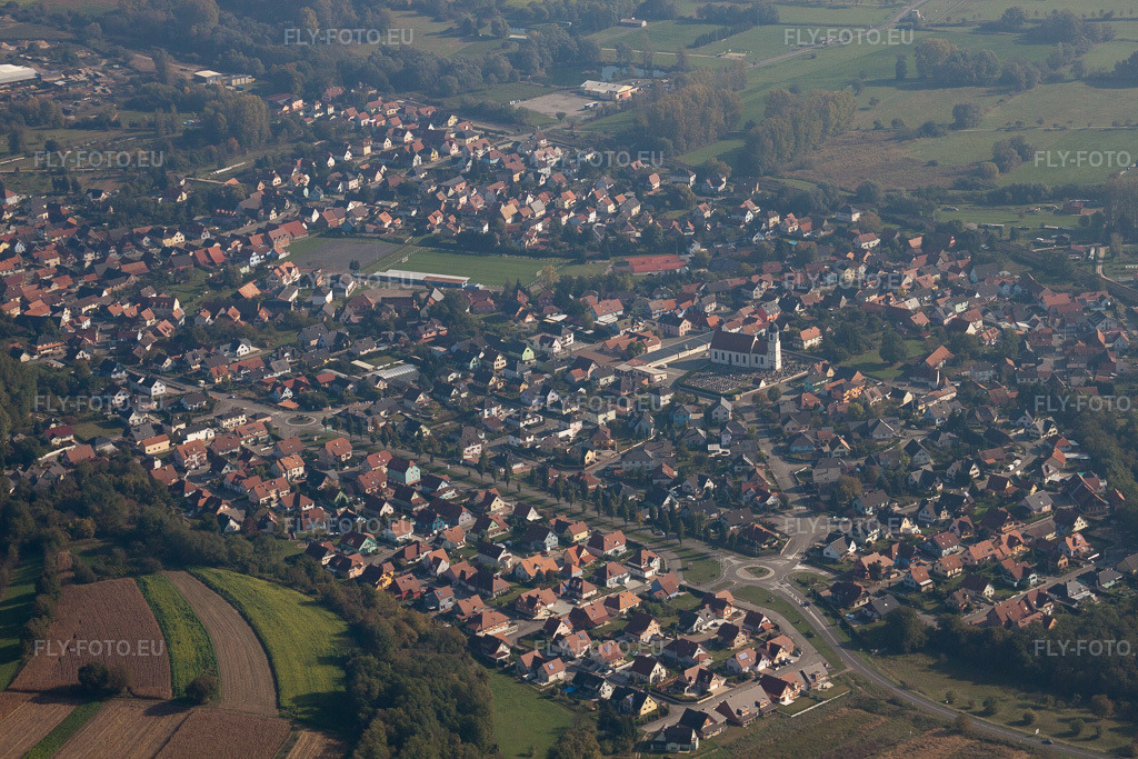 Vue aérienne: Vue d'ensemble du village depuis l'ouest à Mothern dans le département Bas Rhin, France – .Photo: IMG_45901.jpg prise le 16/10/2011 par Werner Riehm/FLY-FOTO.eu – Résolution de l'original: 4752 x 3168 px