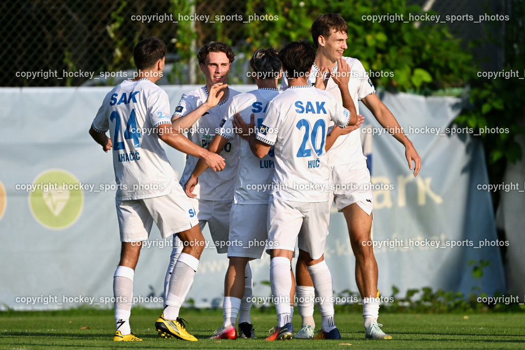SAK vs. SV Dellach Gail | Jubel SAK Mannschaft, #10 Nando Lupar SAK, #11 Luka Jerin SAK, #20 Marko Huc SAK, #17 Jan Sasa Ogris-Martic SAK, SAK vs. SV Dellach Gail, SAK vs. SV Dellach Gail am 14.08.2025 in Klagenfurt (Sportpark Welzenegg), Austria, (Photo by Bernd Stefan)