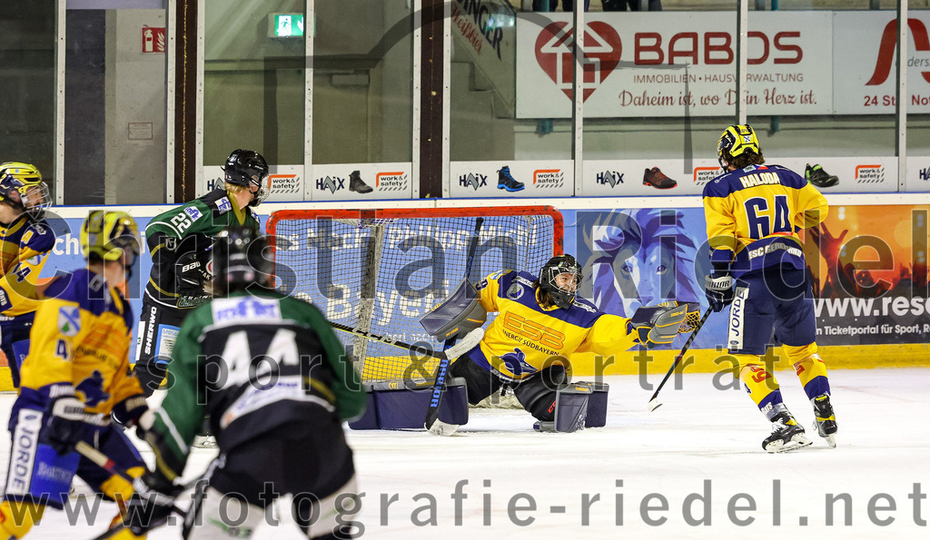 2022-10-30_044_TSV_Erding_gegen_ESC_Riverrats_Geretsried | Erding, Deutschland, 30.10.2022:
Eishockey, Bayernliga 2022 / 2023, 9. Spieltag, TSV Erding gegen ESC Riverrats Geretsried, Endergebnis: 3:5

Christoph Furtner (Erding Gladiators, #22), Torwart Johanna May (ESC Riverrats Geretsried, #29), Marek Haloda (ESC Riverrats Geretsried, #64)

Foto: Christian Riedel / fotografie-riedel.net
