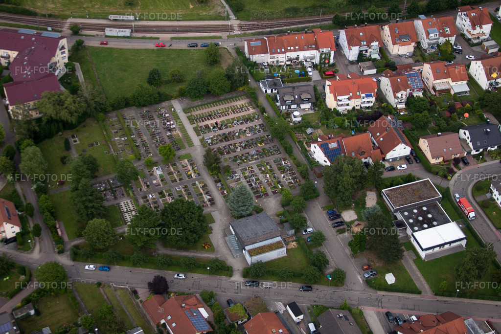 Luftbild: Friedhof im Ortsteil Spielberg in Karlsbad im Bundesland Baden-Württemberg in Deutschland. Foto: IMG_66756.jpg vom 07.06.2014 durch Werner Riehm/FLY-FOTO.de