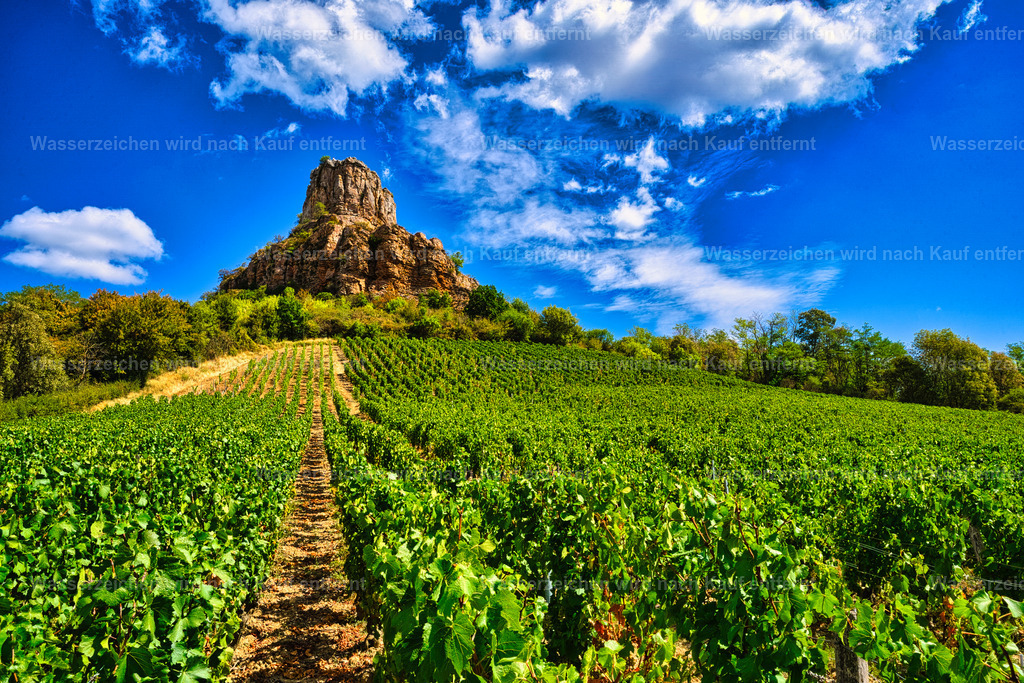 Bourgogne - Roche de Solutré mit Weinberg | Die markante Roche de Solutré erhebt sich als imposanter Kalksteinfelsen über die Weinlandschaft des Burgund und bietet einen eindrucksvollen Blick auf die sanften Hügel und Weinberge der Region. - Realisiert mit Pictrs.com