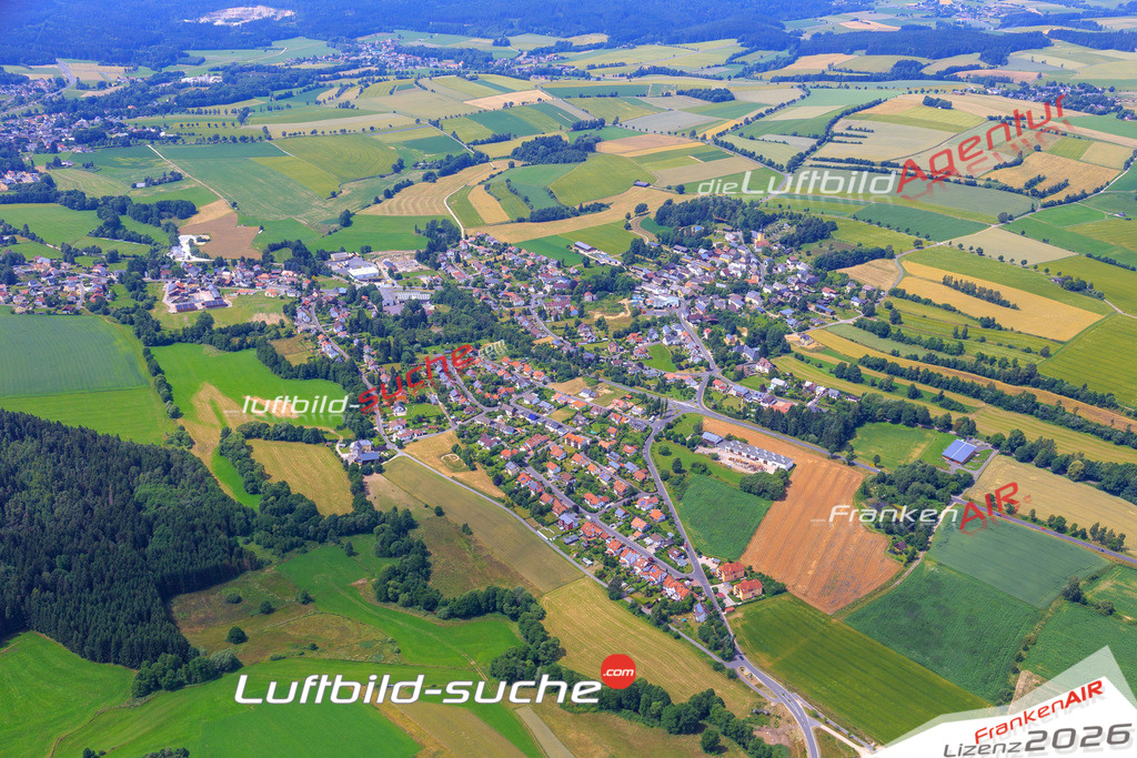 Die Luftaufnahme Schoenbrunn - Wunsiedel wurde vom UL-Flugzeug (keine Drohne) aus fotografiert.Hohe Druck- Auflösung-die Geschenkidee!