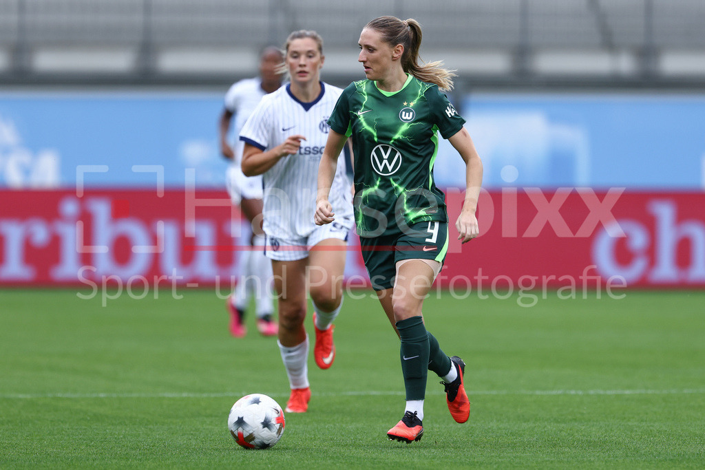 Fussball, UEFA Womens Champions League, VfL Wolfsburg - Inter Mailand | Lara Prasnikar (VfL Wolfsburg, 9) am Ball, Einzelbild, Ganzkörper, Aktion, Action, Spielszene