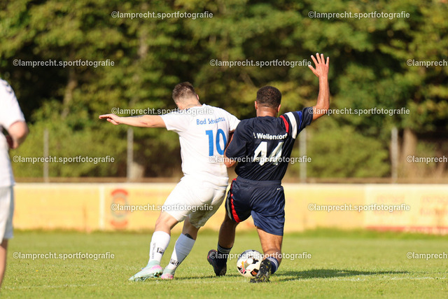 Fußball I Herren I Saison 2025-2026 I Kreisklasse A Süd-Ost I 6. Spieltag I SG Scharbeutz-Pönitz - VfL Bad Schwartau I 13.09.2025.036 | v.l. Justin Lissek (10, VfL Bad Schwartau), Louis Jamal Wellendorf (44, SG Scharbeutz/Pönitz) - Realisiert mit Pictrs.com
