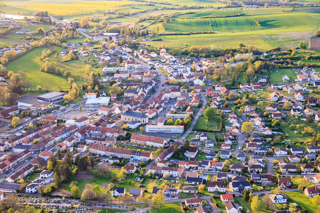 Luftbild: Ortsansicht von Südosten in Puttelange-aux-Lacs im Bundesland Moselle in Frankreich.Foto: IMG_154800.jpg vom 17.04.2026 durch Werner Riehm/FLY-FOTO.deAuflösung des Originals: 5846 x 3898 px