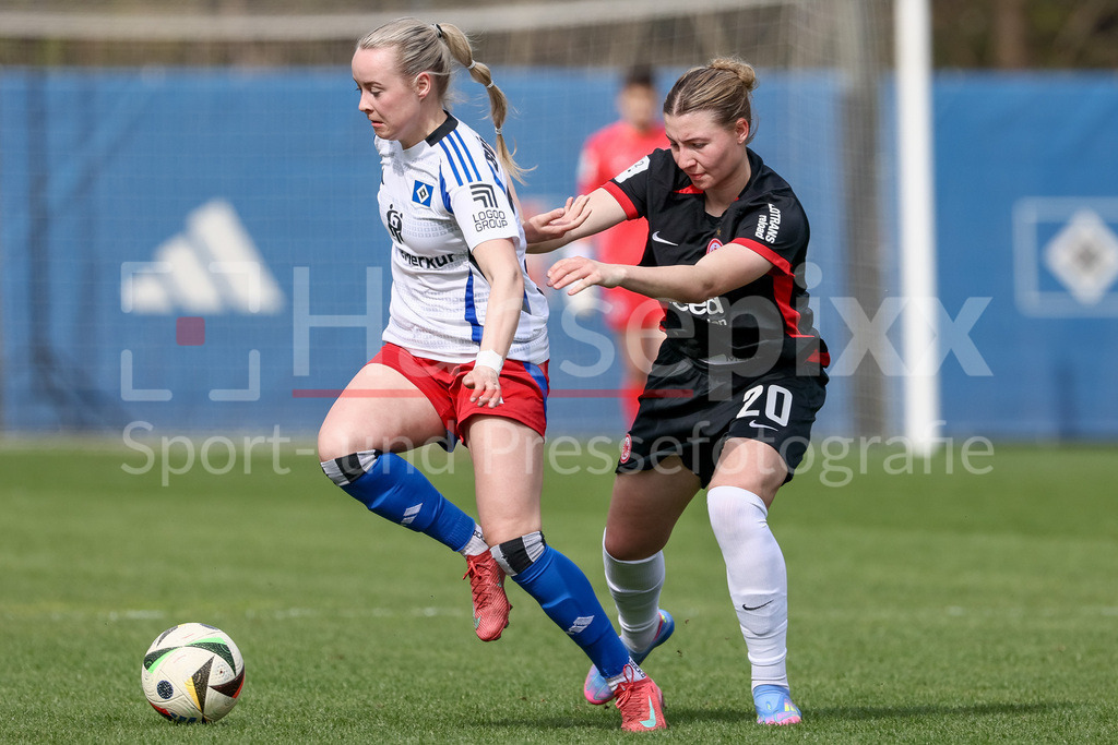 Fussball, 2. Frauen-Bundesliga, Hamburger SV - Eintracht Frankfurt II | v.li.: Mia Büchele (Hamburger SV, 17) und Tessa Zimmermann (Eintracht Frankfurt II, 20) im Zweikampf, Duell, Dynamik, Aktion, Action, Spielszene, DIE DFB-RICHTLINIEN UNTERSAGEN JEGLICHE NUTZUNG VON FOTOS ALS SEQUENZBILDER UND/ODER VIDEOÄHNLICHE FOTOSTRECKEN. DFB REGULATIONS PROHIBIT ANY USE OF PHOTOGRAPHS AS IMAGE SEQUENCES AND/OR QUASI-VIDEO.