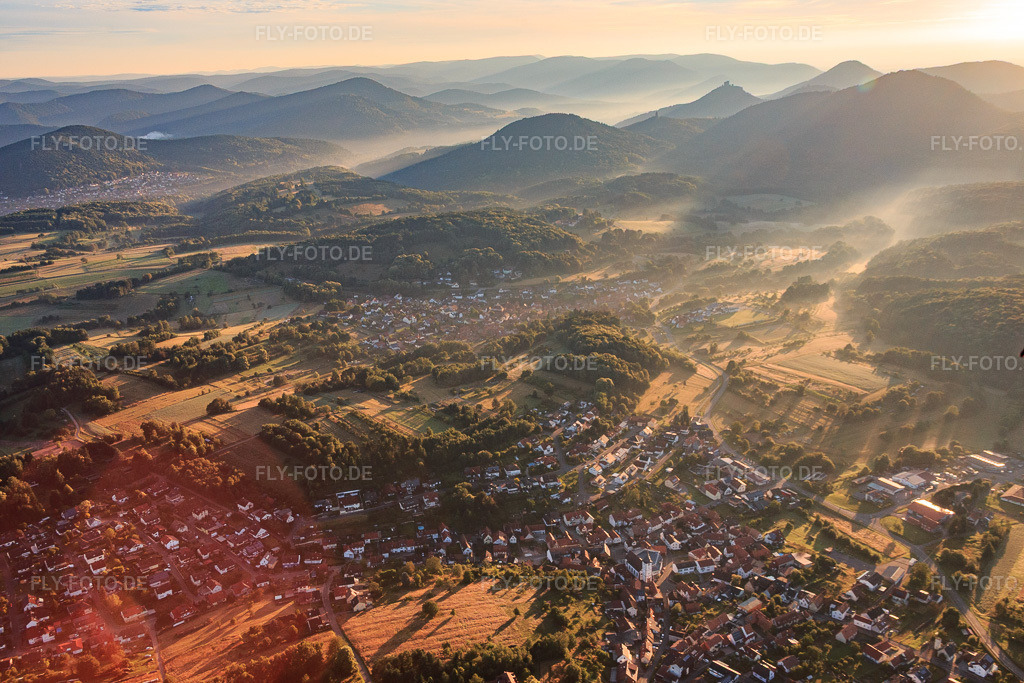 Luftbild: Ortsansicht von Südwesten im Frühnebel im Ortsteil Gossersweiler in Gossersweiler-Stein im Bundesland Rheinland-Pfalz in Deutschland. Foto: IMG_091578.jpg vom 10.07.2016 durch Werner Riehm/FLY-FOTO.de