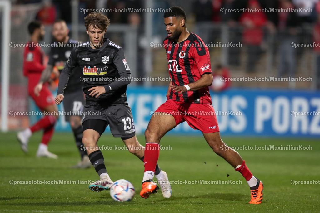 Koe3Liga17042301037 | 17.04.2023, Köln, Fußball, bwin 3. Liga Herren, Sportpark Höhenberg, 32. Spieltag, Saison 2022 2023, FC Viktoria Köln – MSV Duisburg: Julian Hettwer von MSV Duisburg gegen Jamil Siebert von FC Viktoria Köln. DFB regulations prohibit any use of photographs as image sequences and or quasi-video.