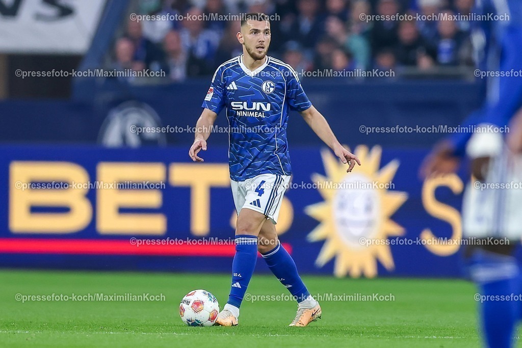S0426092501119 | 25.09.2025, Fußball, FC Schalke 04 - SpVgg Greuther Fürth, 7.Spieltag, 2. Fußball Bundesliga, Veltins-Arena Gelsenkirchen, Saison 2025 2026: Hasan Kurucay&nbsp;(Schalke04 #04) DFB regulations prohibit any use of photographs as image sequences and or quasi-video.