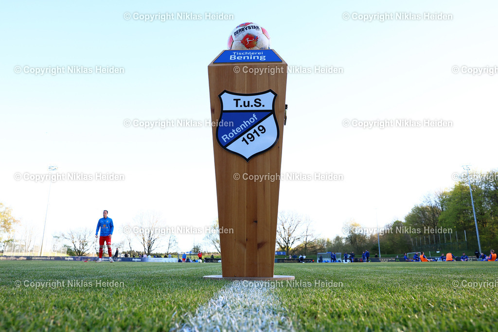 NH_TuSRotenhof_Eutin08_FlensOberliga_22042026 | Der Ballaufsteller vom TuS Rotenhof.Fußball I Herren I Flens Oberliga I Saison 2025-2026 I 21. Spieltag I TuS Rotenhof - Eutin 08 I 22.04.2026 I A-Platz Rotenhof