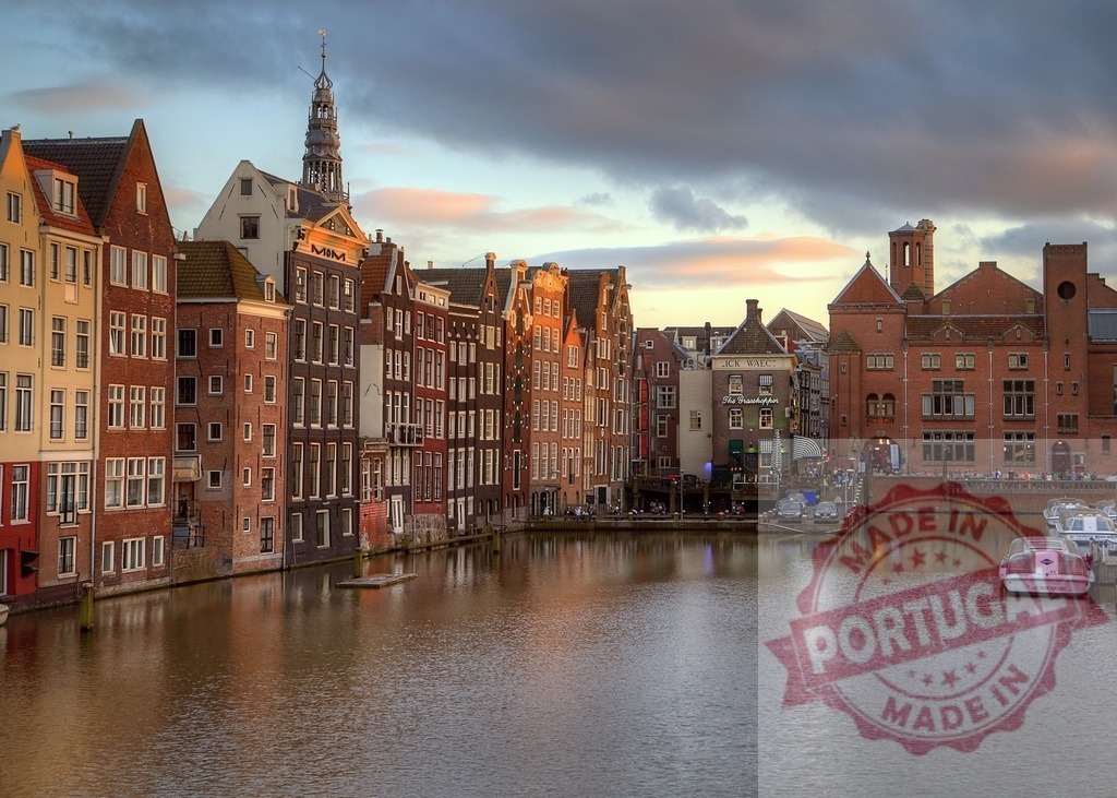 Amsterdam canal cityscape with historic Dutch architecture at sunset | Traditional gabled buildings lining a canal in Amsterdam with boats and reflections at dusk - Realisiert mit Pictrs.com