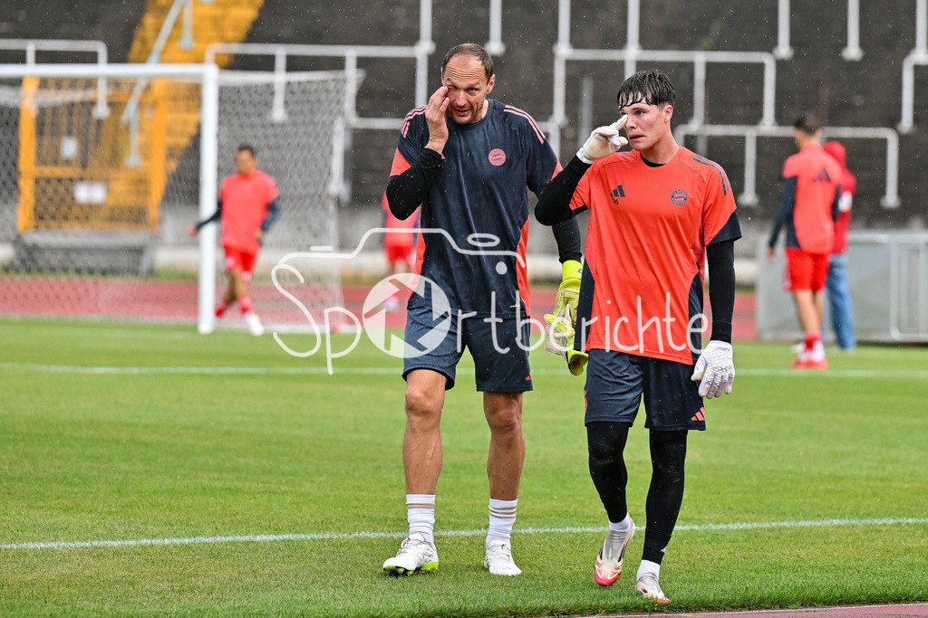 FC Augsburg II - FC Bayern Amateure | Im Gespraech - Jaroslav DROBNY und Leon KLANAC (FC Bayern Muenchen II 1) nach dem warmmachen / Regionalliga Bayern: FC Augsburg II - FC Bayern Muenchen II, Rosenaustadion am 25.07.2025