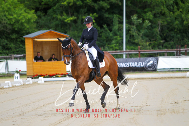 DKP47854 | Turnierfotos kaufen im Webshop von Daniel Kuhl Photography – entdecke professionelle Reitsportfotos aus Turnieren & Events. Hochwertige Turnierbilder online bestellen & sichern. Jetzt Fotos von Reitsportturnieren kaufen!