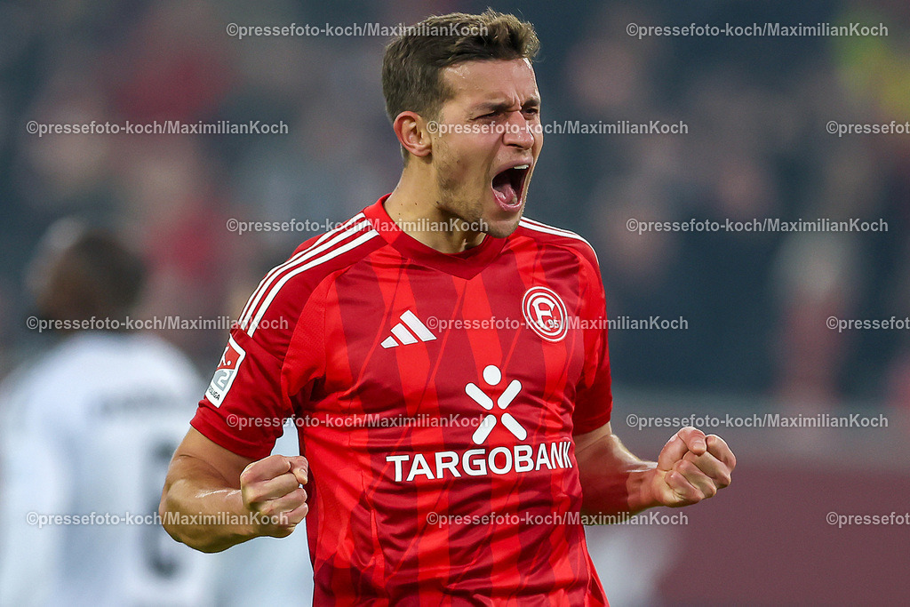 Due0911240109602180 | 09.11.2024, Fußball, Fortuna Düsseldorf - SC Paderborn 07, 2. Bundesliga, Merkur Spiel-Arena, Saison 2024 2025: Tim Oberdorf (Fortuna Düsseldorf #15) jubelnd nach dem Ausgleich zum 1:1 DFB regulations prohibit any use of photographs as image sequences and or quasi-video.