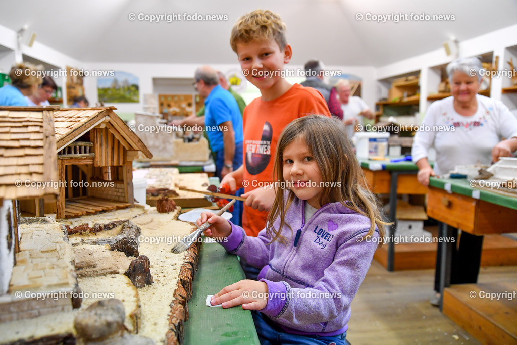 Krippenbauschule Geboltskirchen_ 15.11.2022-16 | 15.11.2022, Geboltskirchen, AUT, Krippenbauschule, im Bild Valentina (6) und Lorenz (13) sind begeisterte Krippenfans, haben schon eine eigene klassische Krippe gebastelt, ihnen gefaellt dass man sich kreativ austoben kann, mit Hilfe von Opa Josef Kumpfmueller (Krippenbaumeister) haben sie ca 60 Stunden dafuer gebraucht
