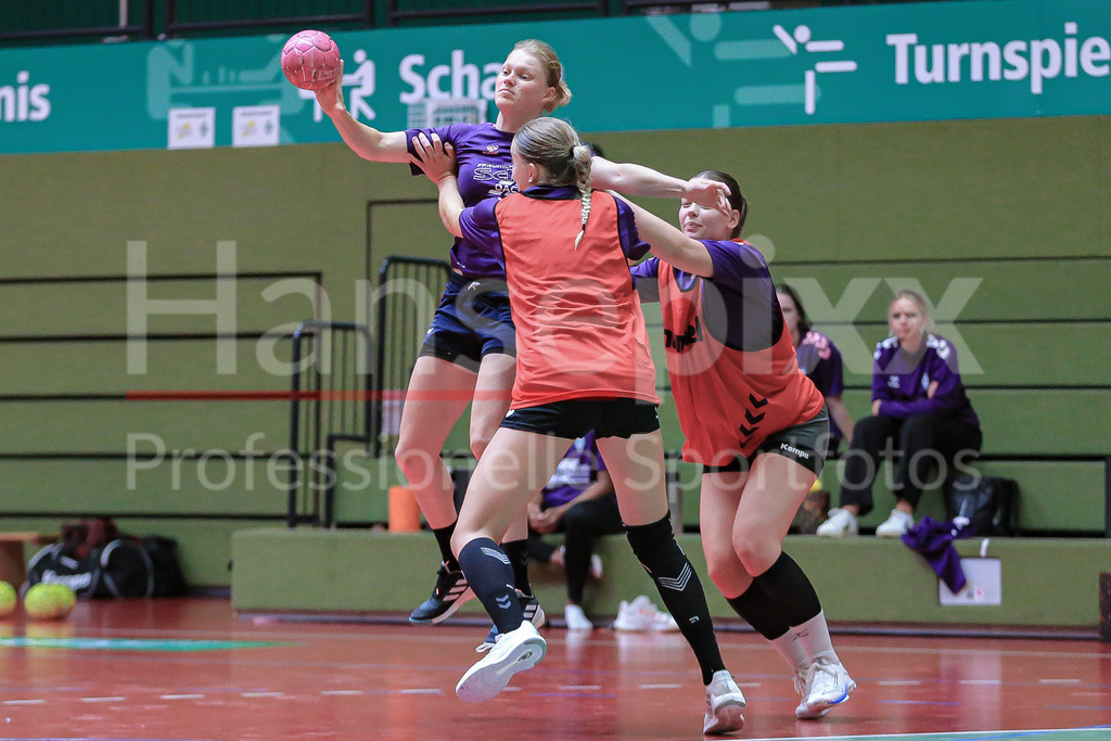 Handball, 2. Bundesliga Frauen, Training SV Werder Bremen | v.li.: Denise Engelke (SV Werder Bremen, 18), Meike Becker (SV Werder Bremen, 17) und Mathilda Häberle (SV Werder Bremen, 19) im Zweikampf, Duell, Spielszene, Aktion, Action
