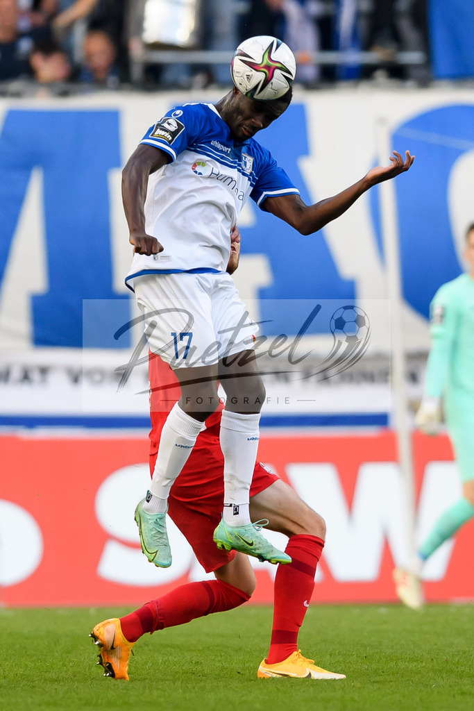 FCMFCK20210904_164 | Fussball, Herren: Sirlord Conteh (1. FC Magdeburg) in Aktion, am Ball, Einzelaktion beim Spiel der 3. Liga zwischen 1. FC Magdeburg und 1. FC Kaiserslautern in der MDCC-Arena am 04.09.2021 in Magdeburg, Deutschland.DFB / DFL REGULATIONS PROHIBIT ANY USE OF PHOTOGRAPHS AS IMAGE SEQUENCES AND/OR QUASI-VIDEO. - Realisiert mit Pictrs.com