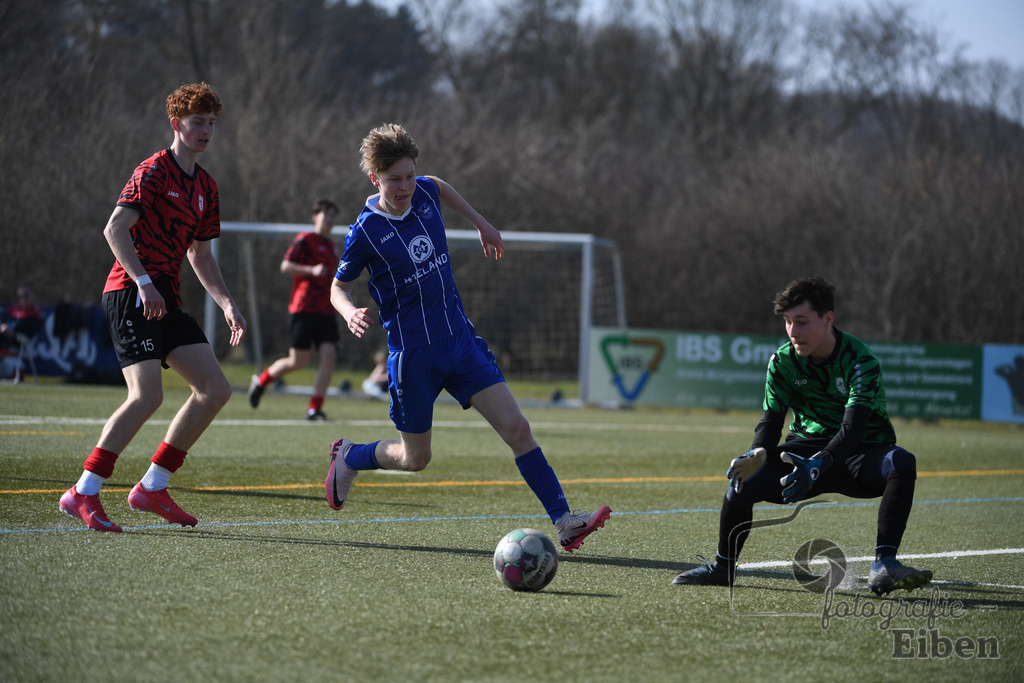 FC Rastede-JFV Leer | Bezirksliga B-Jugend; FC Rastede (blau)-JFV Leer (rot) am 08.03.2025; in Rastede (Sportanlage Köttersweg), Photo: Philip Eiben 2025 - Realisiert mit Pictrs.com