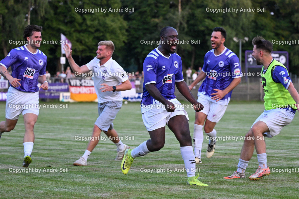 VfR Neumünster vs FC Kilia Kiel | Der VfR und Torschütze Moshood Adesanya (VfR #99 3.v.r.) bejubeln den Treffer zum 1-1 / Fußball-Oberliga Männer 2026/2027 / VfR Neumünster vs FC Kilia Kiel / Grümmi-Arena / Neumünster / 04.08.26 - Realisiert mit Pictrs.com