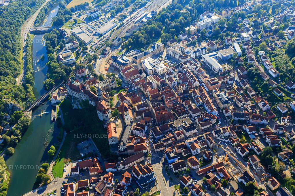 Luftbild: Hisorische Altstadt mit Antonstraße Fürst-Wilhelm-Straße., Hohenzollernschloss Sigmaringen und Kirche St. Johann über der Donau in Sigmaringen im Bundesland Baden-Württemberg in Deutschland.Foto: IMG_094193.jpg vom 27.08.2016 durch Werner Riehm/FLY-FOTO.deHOHENZOLLERN-SCHLOSS.DEWWW.KATH-SIGMARINGEN.DE