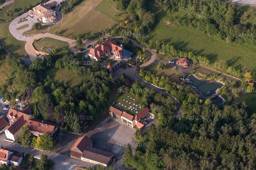 Luftbild: Luxus- Villa im Wohngebiet einer Einfamilienhaus- Siedlung in Oberleichtersbach im Bundesland Bayern in Deutschland.Foto: IMG_68795.jpg vom 22.06.2014 durch Werner Riehm/FLY-FOTO.deAuflösung des Originals: 4515 x 3010 px