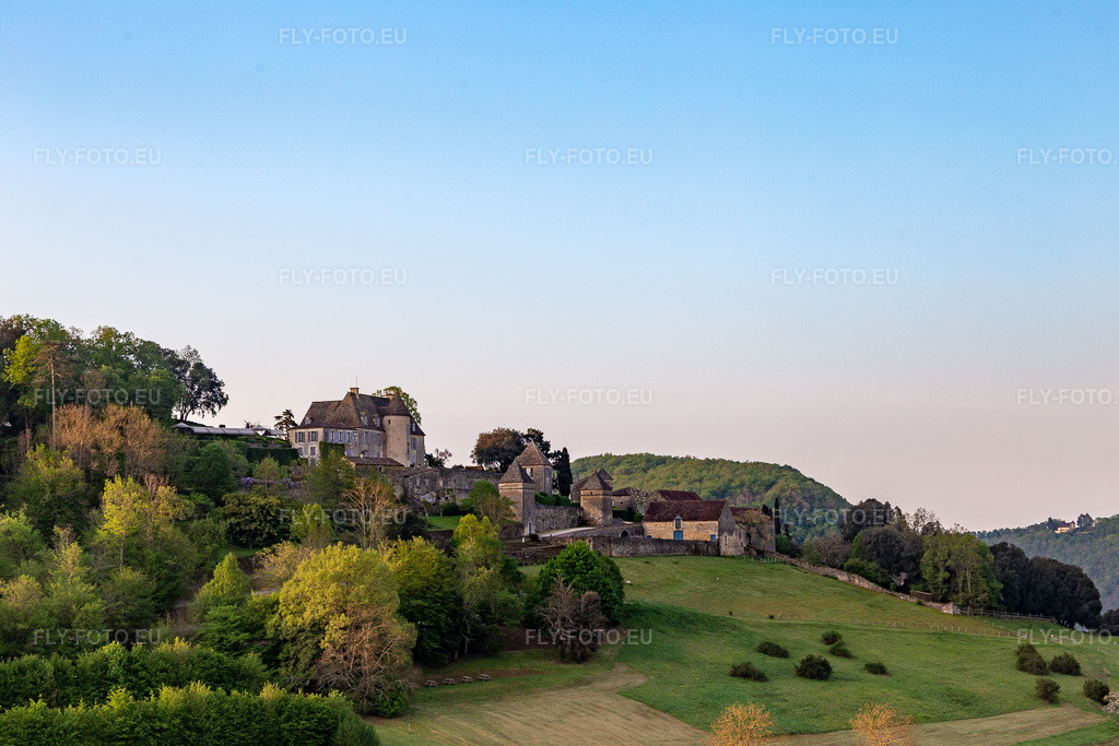 Vue aérienne: Jardins des Marqueyssac à Vézac dans le département Dordogne, France. Photo: IMG_113682.jpg prise le 20/04/2019 par Werner Riehm/FLY-FOTO.eu – Résolution de l'original: 5472 x 3648 px
