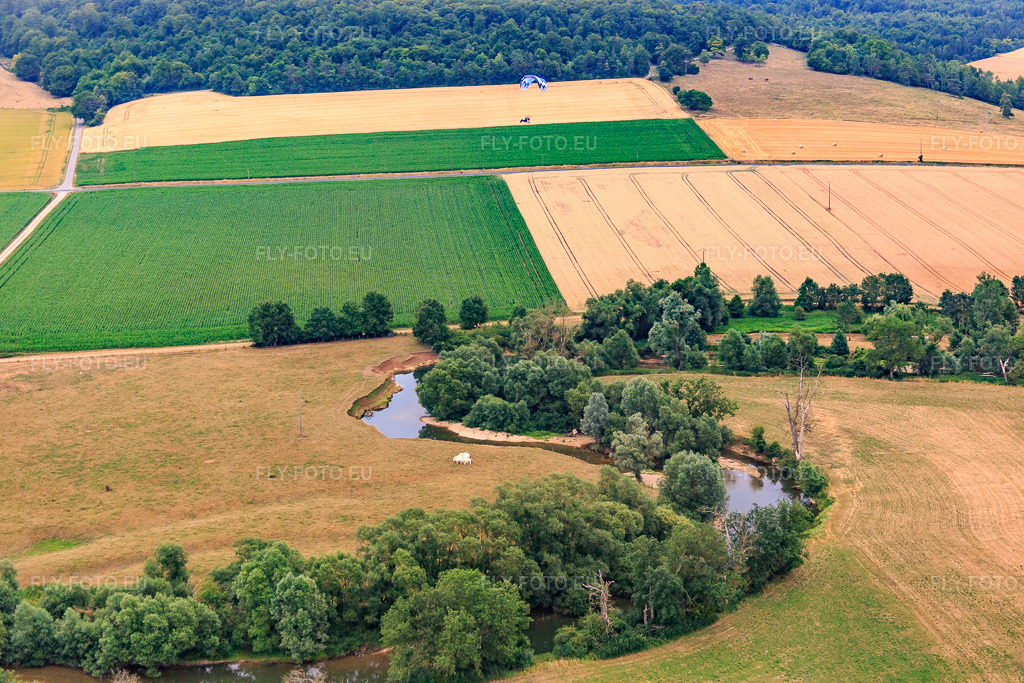 Vue aérienne: Les méandres de la rivière dans la vallée de la Meuse à Vaucouleurs dans le département Meuse, France – .Photo: IMG_083594.jpg prise le 13/07/2015 par Werner Riehm/FLY-FOTO.eu – Résolution de l'original: 5472 x 3648 px