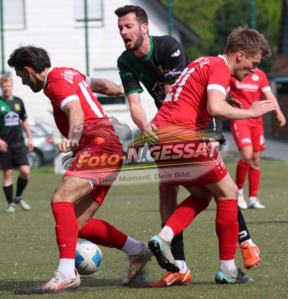 Bünder SV - SC Enger | Auf dem Bild zu sehen: rot Bünder SV v.l.: Batuhan Kaymak, Timo Westerbeck ; schwarz SC Enger: Sebastian Schnittger  Bünder SV, SC Enger, Saison 25/26, Kreisliga A, Bünde, Deutschland - Realisiert mit Pictrs.com