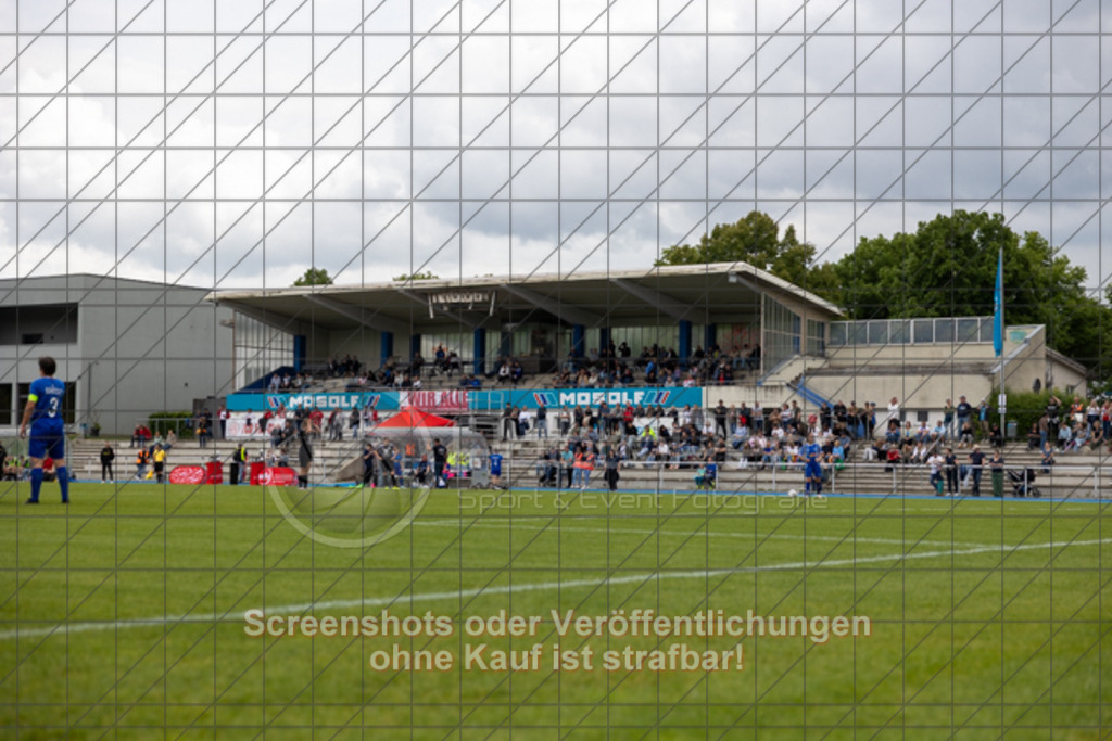20250529_143616_1178 | #,  SGM Wendlingen-Ötlingen II (blau) vs. 1.FC Donzdorf II (schwarz), Fussball, Frauen-Bezirkspokal Finale Saison 2024/2025, Rasenplatz VfL Stadion Kirchheim, Jesinger Straße 105, 73230 Kirchheim, 29.05.2025 - 13:00 Uhr,Foto: PhotoPeet-Sportfotografie/Peter Harich