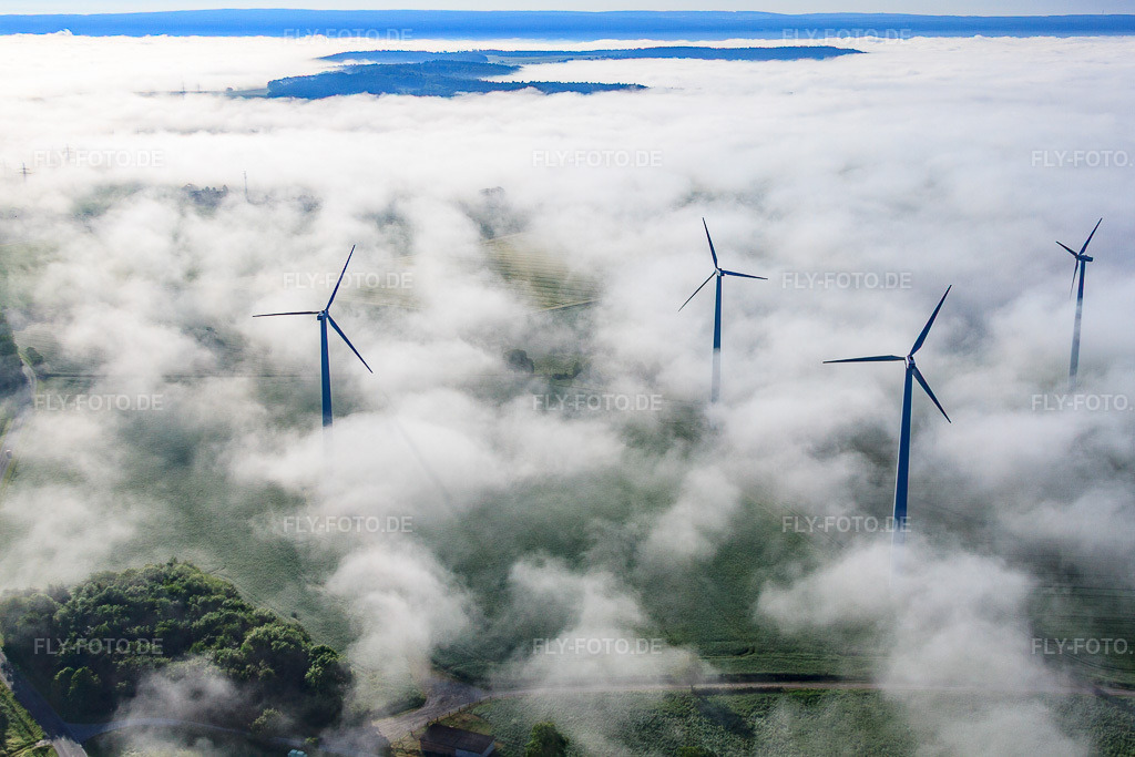 Luftbild: Rotoren des Windpark Fürstenau ragen aus tiefen Wolken heraus im Ortsteil Fürstenau in Höxter im Bundesland Nordrhein-Westfalen in Deutschland. Foto: IMG_65160.jpg vom 24.05.2014 durch Werner Riehm/FLY-FOTO.deErneuerbare Energien | BMZ